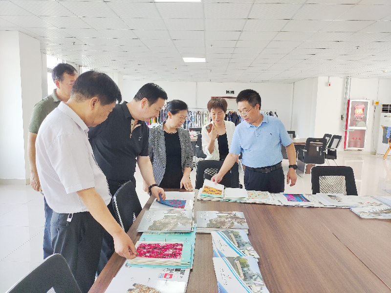 河南省工信廳副廳長(zhǎng)常繼紅，河南省服裝協(xié)會(huì)常務(wù)會(huì)長(zhǎng)袁建龍等多位領(lǐng)導(dǎo)一行蒞臨飛鷺參觀調(diào)研